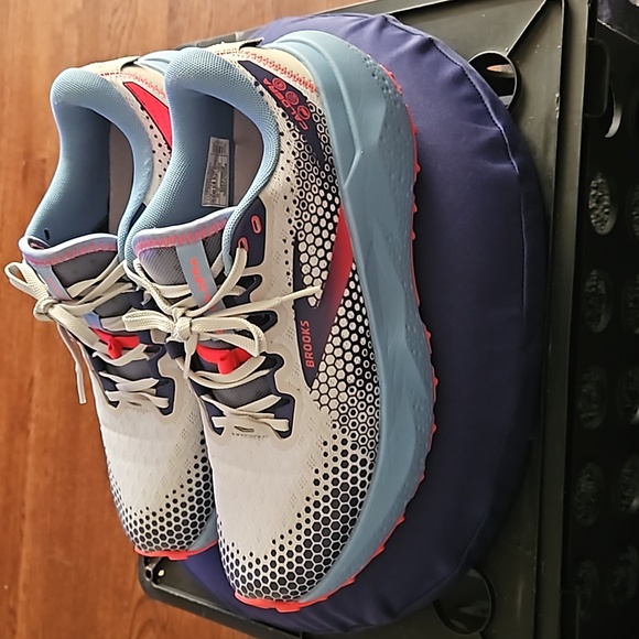 Brooks - Picture 3 of 7